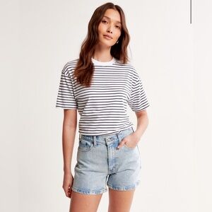 NWT Abercrombie The 4” Mom Short